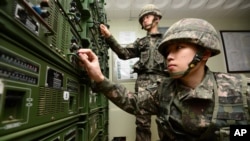 8日在韩朝边境附近的韩国涟川郡，韩国士兵调试用来进行宣传广播的设备。周五被认为是朝鲜领导人金正恩的生日，这一天，韩国通过向朝鲜广播反平壤的宣传内容来回应其核试验行为。