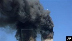 2001年9月11日纽约世界贸易中心遭到袭击，冒着浓烟(档案照片)