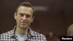 俄羅反對派納瓦爾尼2021年2月20日在莫斯科一家法院的被告席上，被控罪名是誹謗俄羅斯二戰老兵。