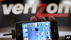 美國電話公司Verizon標誌與蘋果手機 （資料圖片）