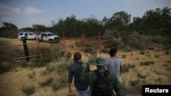 美國邊界巡邏人員在美墨邊界拘捕非法越境者 (資料圖片)