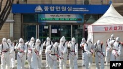 韩国军人身穿防护服在大邱市街头消毒(法新社图片) 
