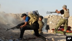 在拉馬迪附近與“伊斯蘭國”組織武裝份子激戰的伊拉克安全部隊。(2015年6月15日資料照片)