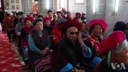 ཡེ་ཤུའི་ཆོས་ལུགས་ཀྱི་གསུང་རབ་བོད་སྐད་དུ་འདོན་བཞིན་ཡོད་པ།