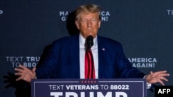 资料照片：前总统特朗普在新罕布什尔州的一次竞选活动上讲话。(2023年8月8日)