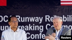 菲律賓國防部長卡利托‧加爾維斯（Carlito Galvez，左）與美國空軍部長肯德爾2023年3月20日出席美國投資的巴薩空軍基地飛機跑道修復工程的動工儀式。 （路透社）