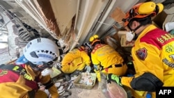 台湾救援人员在花莲地震灾区被摧毁的建筑物中搜救幸存者。（2024年4月3日）