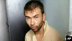 香港支联会2017年8月2日到中央政府驻港机构中联办前抗议拘捕海祭公民，要求还刘霞自由 (美国之音记者 海彦拍摄)