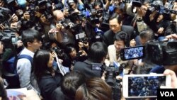 林鄭月娥與社民連黃浩銘對話不足10秒。（美國之音湯惠芸攝）