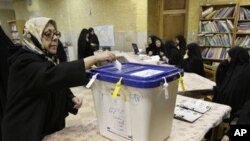 一名伊朗婦女星期五在德黑蘭投票選舉新議會