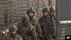 韩国士兵在与朝鲜分界线附近的铁丝网前巡逻