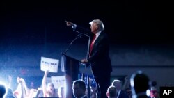 共和黨總統候選人川普在佛州德通納海灘的一個市民會議上發表講話（2016年8月3日）