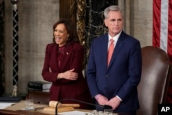 ຮອງ​ປະ​ທາ​ນາ​ທິ​ບໍ​ດີ Kamala Harris ຢືນ​ຢູ່​ກັບ​ປະ​ທານ​ສະ​ພາ​ຕໍ່າ, ທ່ານ Kevin McCarthy ທີ່​ມາ​ຈາກ​ລັດ​ຄາ​ລິ​ຟໍ​ເນຍ ພາ​ຍ​ຫລັງ​ທີ່​ປະ​ທາ​ນາ​ທິ​ບໍ​ດີ ໂຈ ໃບ​ເດັນໄດ້​ກ່າວ​ຄຳ​ປາ​ໄສ​ຕໍ່​ລັດ​ຖະ​ສະ​ພາ ແລະ​ປະ​ເທດ​ຊາດ​ແລ້ວ, ວັນ​ທີ 7 ກຸມ​ພາ, 2023