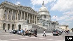 美国国会8月休会