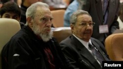 菲德爾卡斯特羅罕見地公開出席全國人民政權代表大會開幕儀式