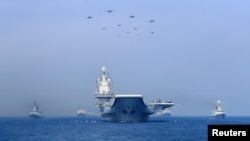 中國海軍在南中國海軍演展示軍艦與戰機。（2018年4月12日） 