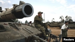 以色列士兵2012年11月22日以色列国防军在中央加沙边境集结地区的一辆坦克上祈祷