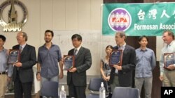 台灣人公共事務會北加州分會在舊金山海灣的伯克利加州大學舉辦了一場舊金山和平條約60周年紀念演講會，出席學者和贈紀念品。