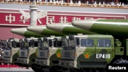 資料照片：中國東風-26型彈道導彈軍車駛過舉行紀念二戰勝利閱兵式的天安門廣場。 （2015年9月3日）