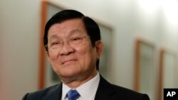 越南国家主席张晋创在纽约的一次采访中听取提问。张晋创表示中国在有争议的南中国海地区填海造岛违反了国际法并且危及海洋安全。（2015年9月28日资料）