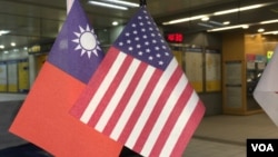 陳列於台北捷運站的裝飾性美國和中華民國國旗（美國之音齊勇明攝）