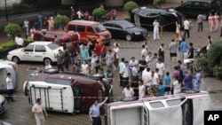 抗议人士掀翻了数辆日本牌子的汽车 