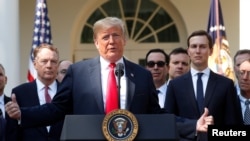 美国总统特朗普就美国与加拿大达成取代《北美自由贸易协定》(NAFTA)的《美国-墨西哥-加拿大协定》(USMCA)在白宫主持记者会。 