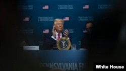 资料照片：2025年7月15日，特朗普总统在宾夕法尼亚州匹茨堡的卡内基梅隆大学参加首届能源与创新峰会。(白宫照片)