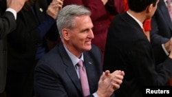 美国国会众议院共和党领袖凯文·麦卡锡2023年1月6日成功取得多位强硬保守派共和党人的支持，大大拉近了赢得议长职位的距离。