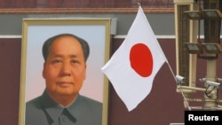 天安門城樓上毛澤東畫像旁飄揚的日本國旗。（2018年10月25日）