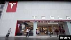 特斯拉在北京總部外的一處專賣店（2018年7月11日）