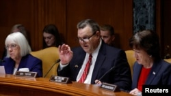 2023年2月9日，蒙塔那州的民主党参议员泰斯特（中）与华盛顿州的民主党参议员默里（左）以及缅因州的共和党参议员柯林斯（右）在参议院拨款委员会国防小组委员会就中国气球事件举行的听证会上向证人发问。（路透社）