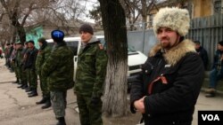 在克里米亞首府辛菲羅波爾的親俄羅斯的自衛隊民團成員。