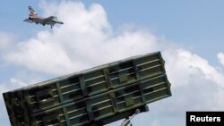 台灣空軍F-16戰機高雄岡山空軍基地演出時飛越天弓一型防空導彈的上空。(2017年8月7日)