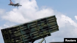 台灣空軍F-16戰機高雄岡山空軍基地演出時飛越天弓一型防空導彈的上空。(2017年8月7日)
