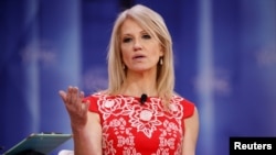 川普總統的顧問凱莉安·康威在保守派政治行動大會上講話。 （2018年2月23日）