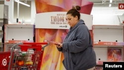 资料照：美国人在感恩节后的黑色星期五购物。