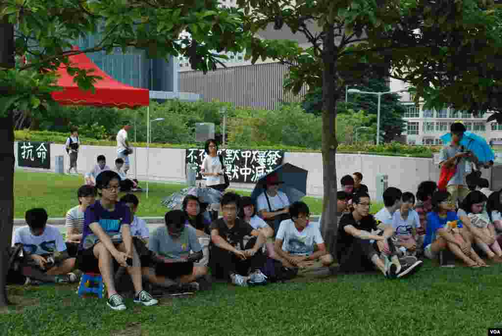 響應大專生罷課的學生在添馬公園參與公民講堂，發起中學生罷課的學民思潮表示，中學生罷課也有街頭教室，強調罷課不罷學