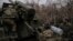 Военнослужащие 24-й механизированной бригады ведут огонь из самоходной 152-мм гаубицы 2С5 по российским позициям в районе Часового Яра, Донецкая область, Украина, понедельник (Олег Петрасюк/24-я механизированная бригада Украины через AP/архивное фото)