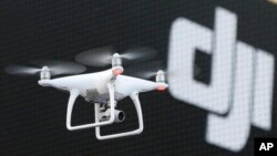 資料照片-由中國大疆創新科技有限公司開發的消費級無人機幻影4在東京做演示飛行。 （2016年3月3日）