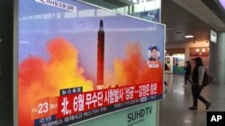 2016年10月16日，首爾一個火車內的大屏幕電視顯示北韓發射導彈畫面