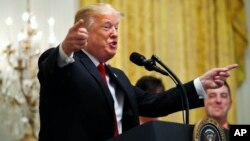 川普总统在进行关于税收的讲话时摆手势。（2018年6月29日）