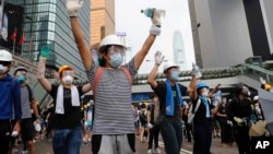 2019年6月12日星期三示威者在香港立法會附近舉手抗議。