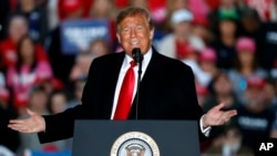 特朗普在競選集會上講話