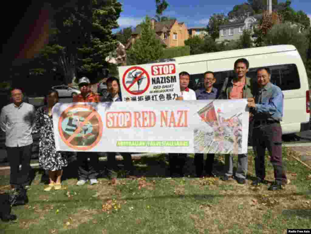 ប្រធានាធិបតី​ចិន​ ស៊ី ជិនពីង ចាប់ដៃជាមួយ​ស្ត្រី​និង​ក្មេងៗនៅពេល​ដែលលោក​មកដល់អាកាសយានដ្ឋាន​អន្តរជាតិ​ម៉ាកាវ។