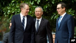 中國副總理劉鶴與美國貿易代表萊特希澤、財政部長姆努欽在華盛頓舉行貿易談判前向媒體致意。 （2019年10月10日）