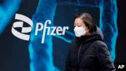 一名婦女走過在美國紐約的輝瑞公司總部（2021年2月5日）。