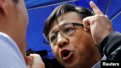 香港立法會親北京議員何君堯在與一名民主派議員辯論。 （2019年8月12日）