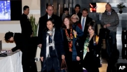 美国贸易代表团成员2019年1月7日离开北京的一家酒店