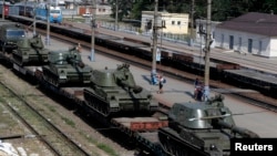 在靠近乌克兰边界的罗斯托夫州卡缅斯克-沙赫京斯基市火车站上可以看到列车上运载着自行榴弹炮。（2014年8月24日）